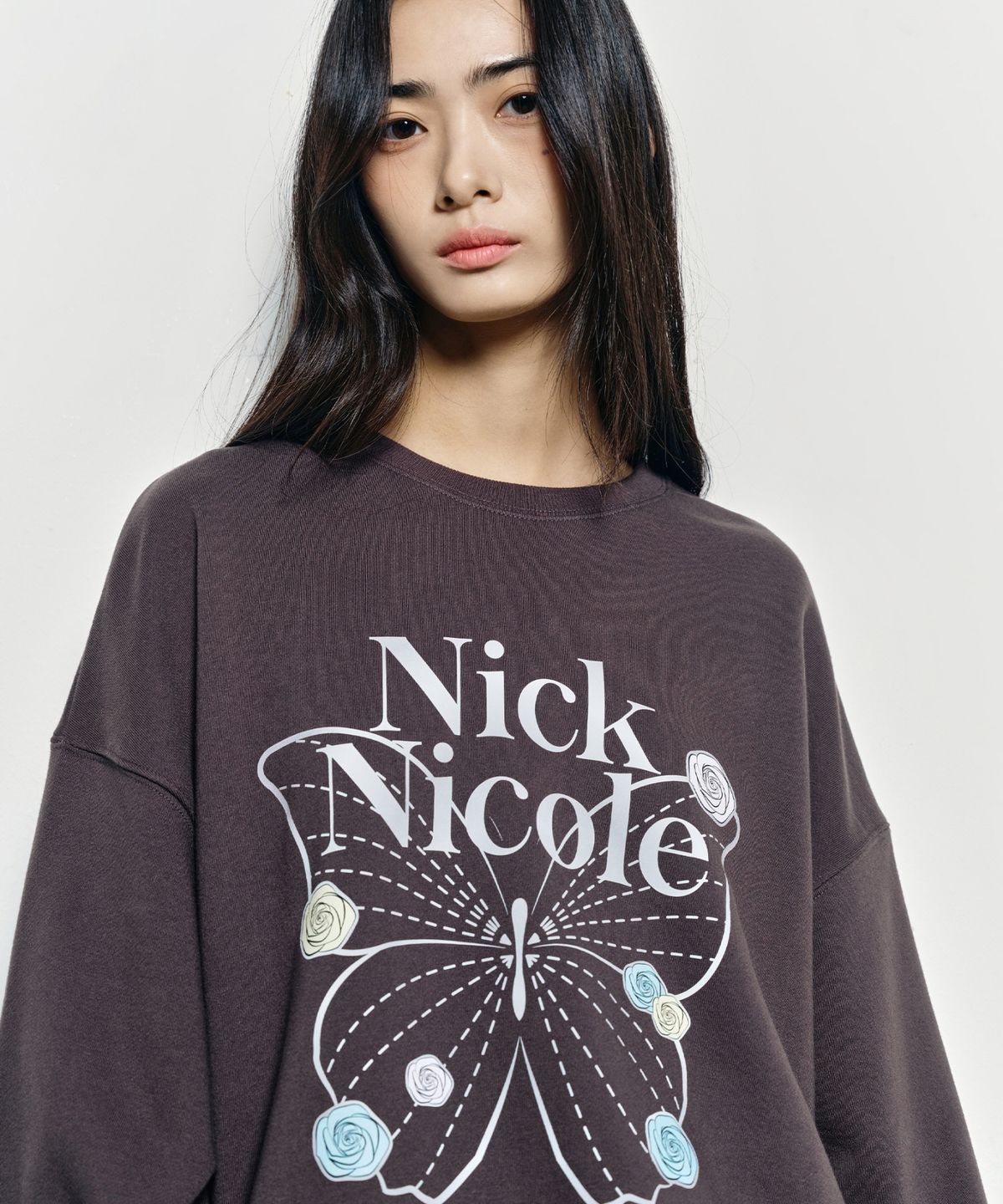 닉앤니콜(NICK&NICOLE) BUTTERFLY ROSE SIGNATURE SWEATSHIRT_CHARCOAL SILVER