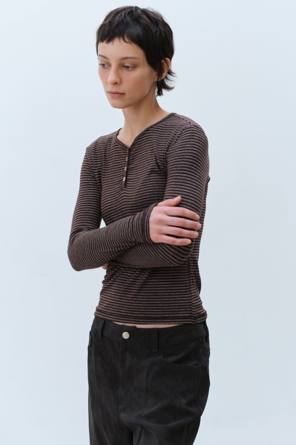 콥키노(KOBKINO) SLIM STRIPE HENLEY TOP (BROWN)