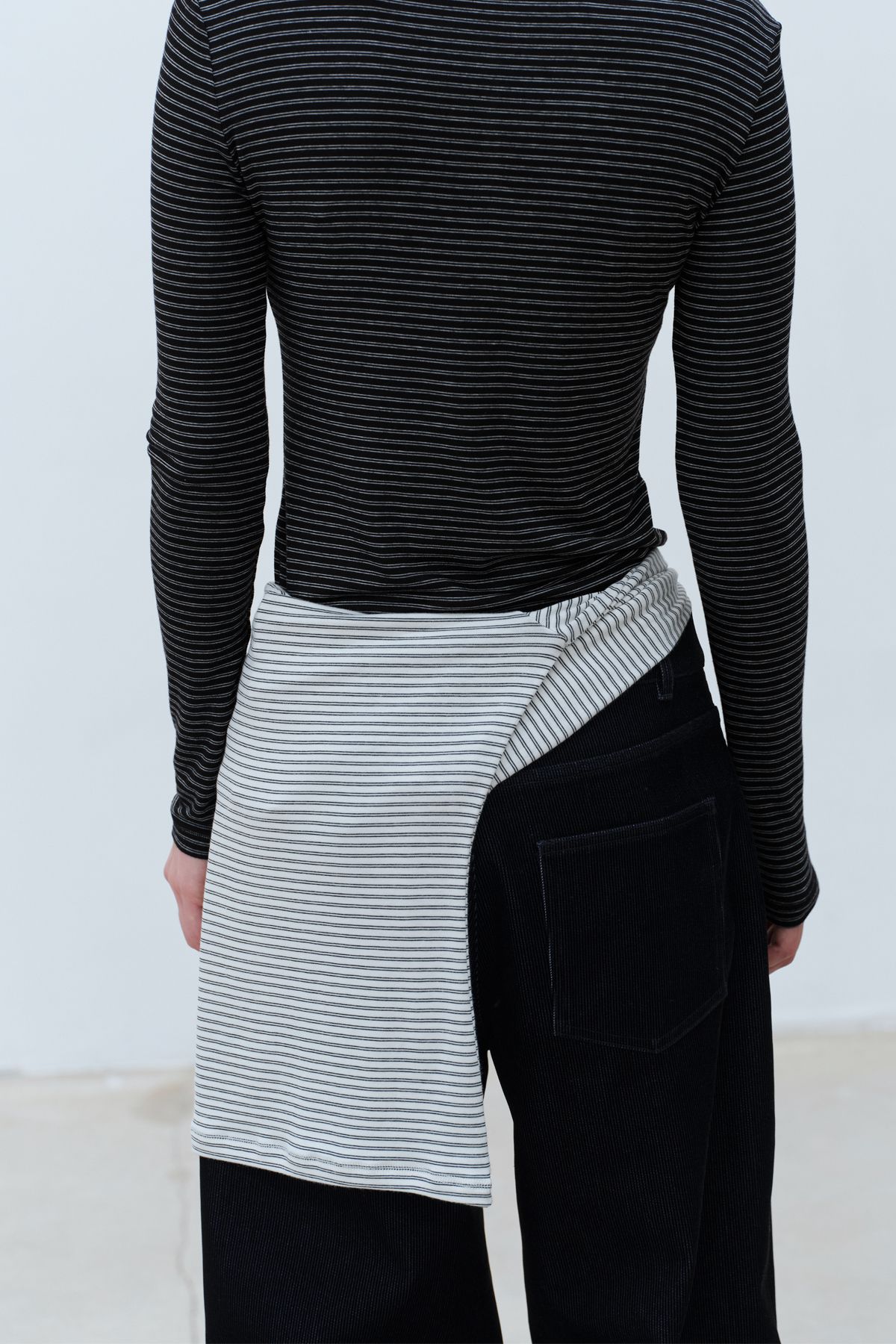콥키노(KOBKINO) SLIM STRIPE HENLEY TOP (IVORY)