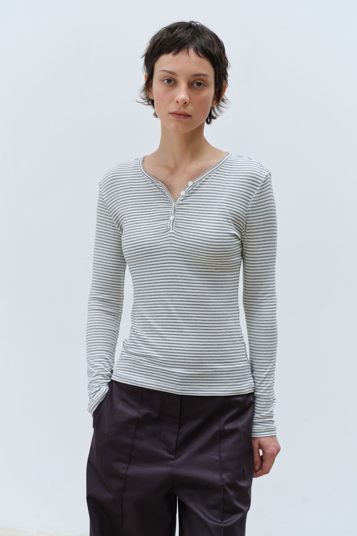 콥키노(KOBKINO) SLIM STRIPE HENLEY TOP (IVORY)