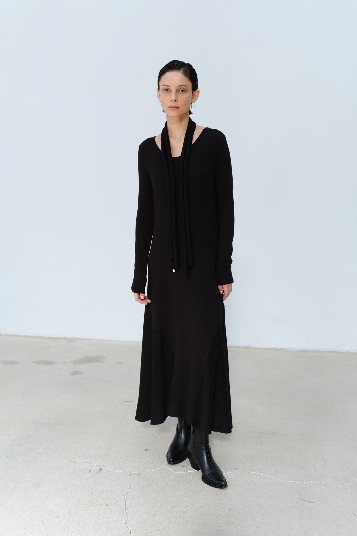 콥키노(KOBKINO) DRAPED FLARE U-NECK DRESS SET (BLACK)