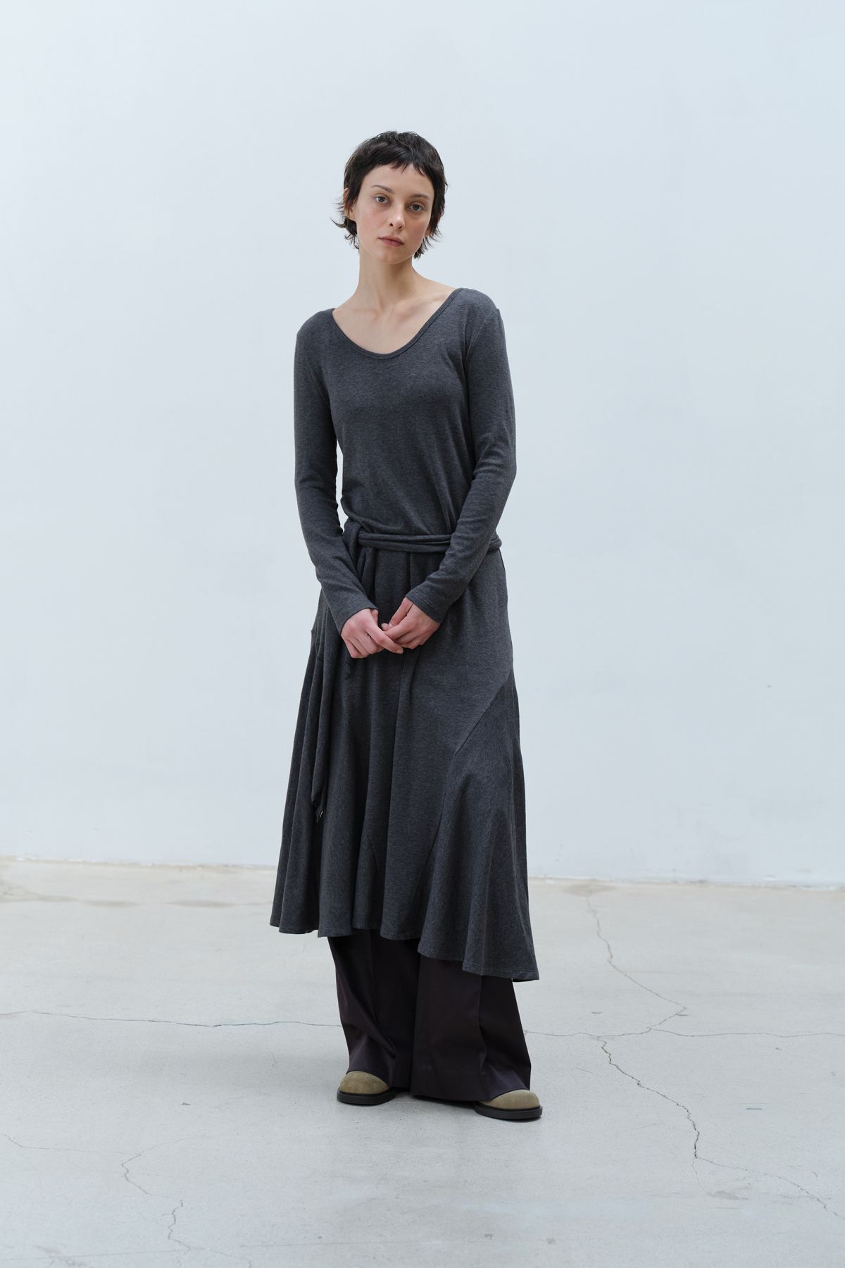콥키노(KOBKINO) DRAPED FLARE U-NECK DRESS SET (CHARCOAL)