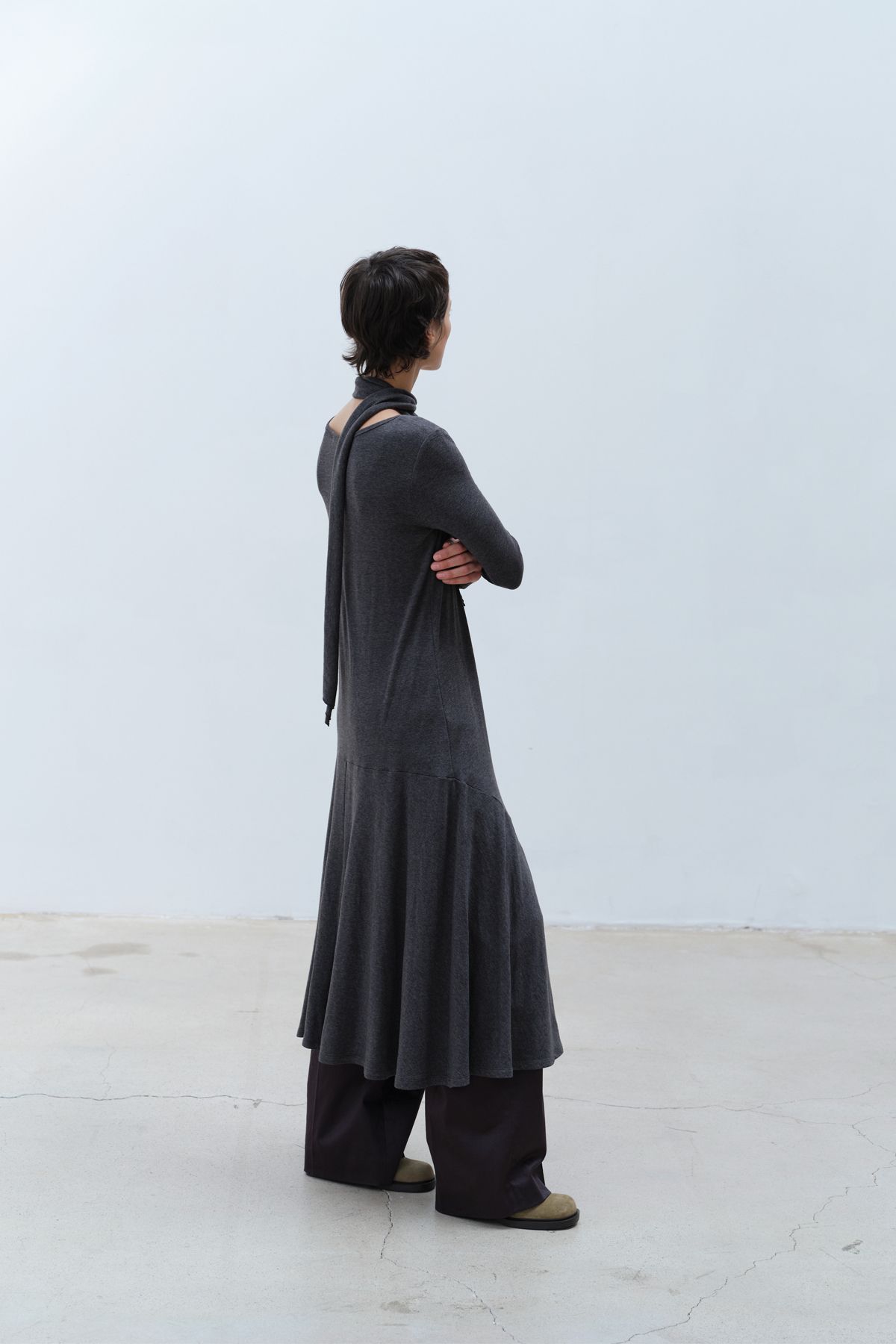 콥키노(KOBKINO) DRAPED FLARE U-NECK DRESS SET (CHARCOAL)