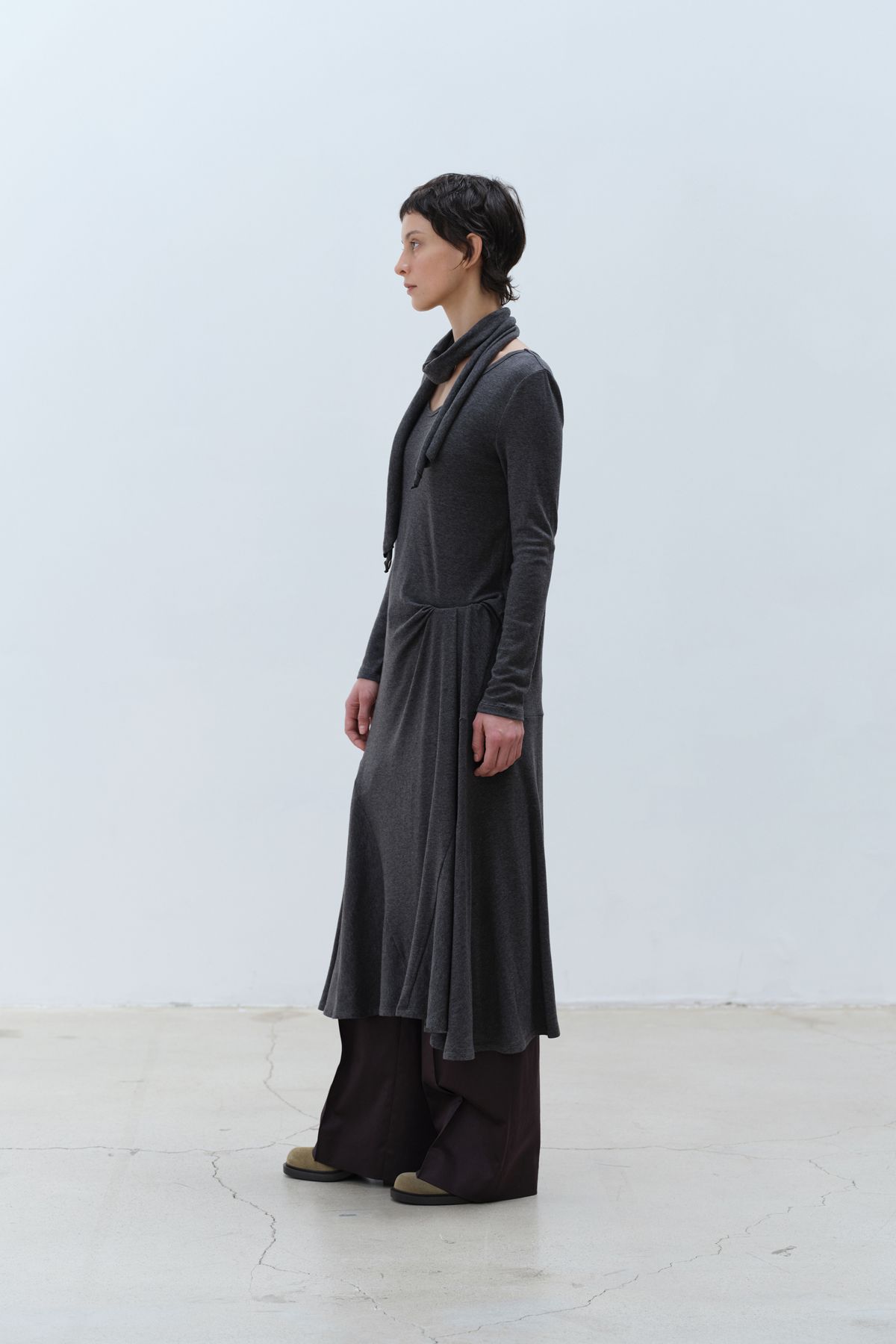 콥키노(KOBKINO) DRAPED FLARE U-NECK DRESS SET (CHARCOAL)