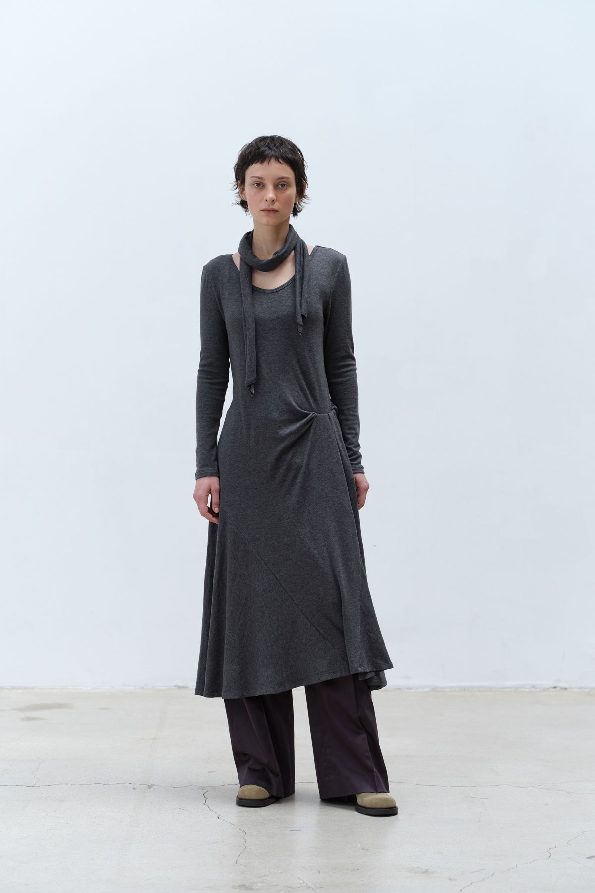 콥키노(KOBKINO) DRAPED FLARE U-NECK DRESS SET (CHARCOAL)