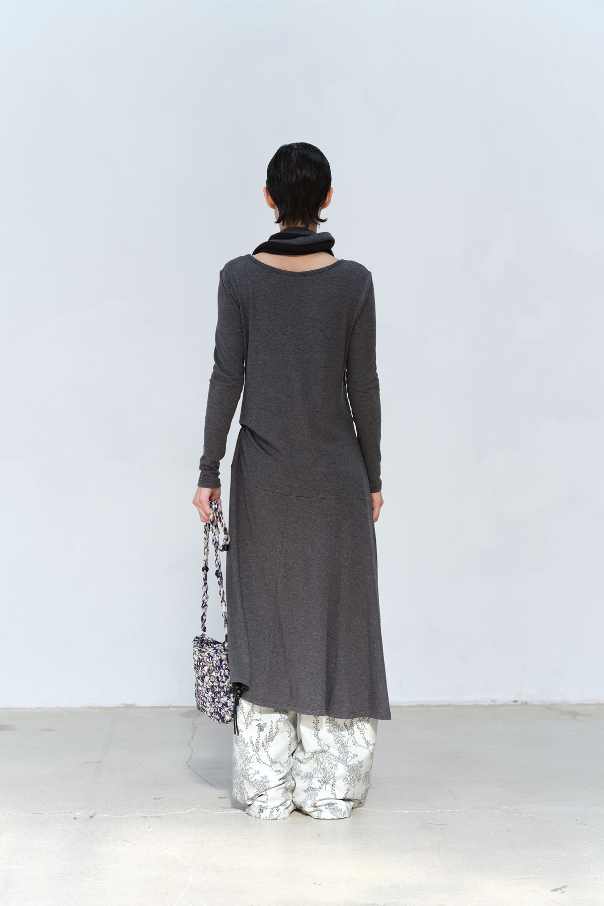 콥키노(KOBKINO) DRAPED FLARE U-NECK DRESS SET (CHARCOAL)