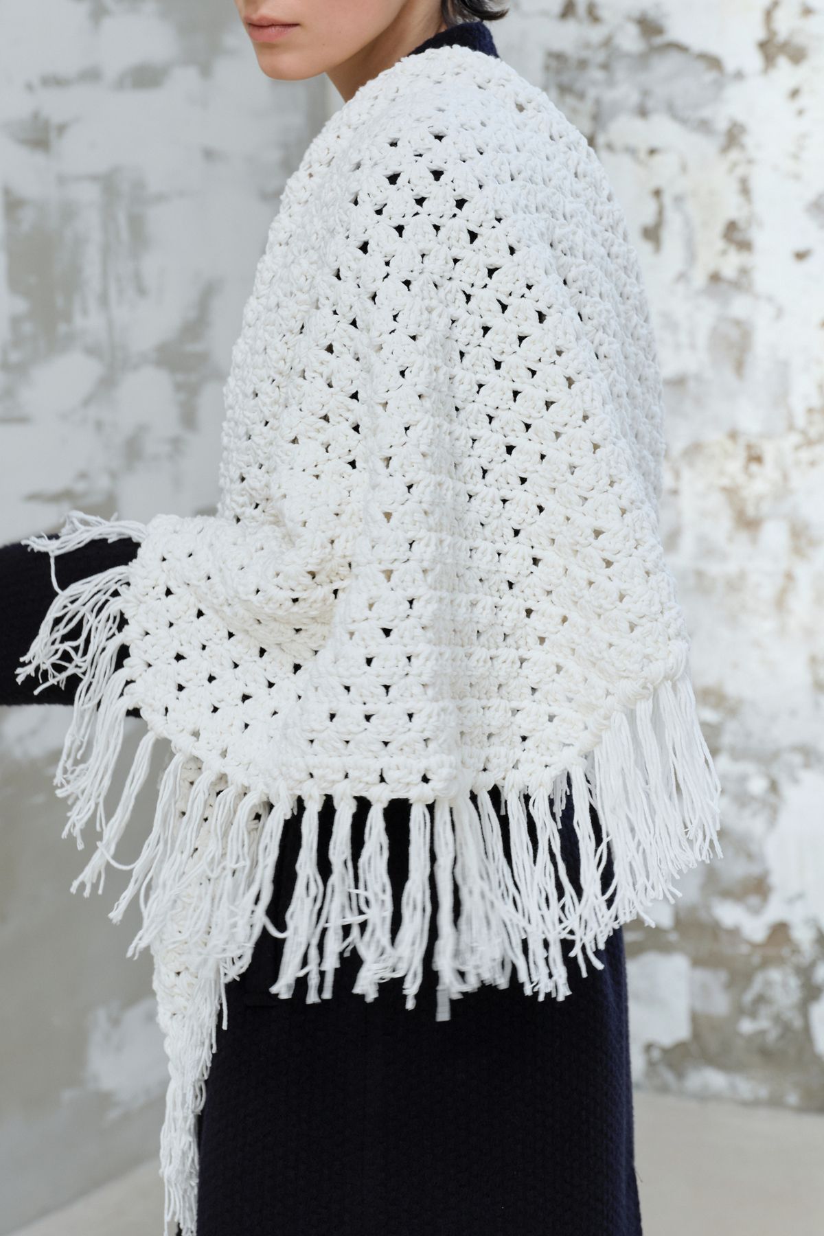 콥키노(KOBKINO) HANDMADE CROCHET FRINGE SHAWL (IVORY)