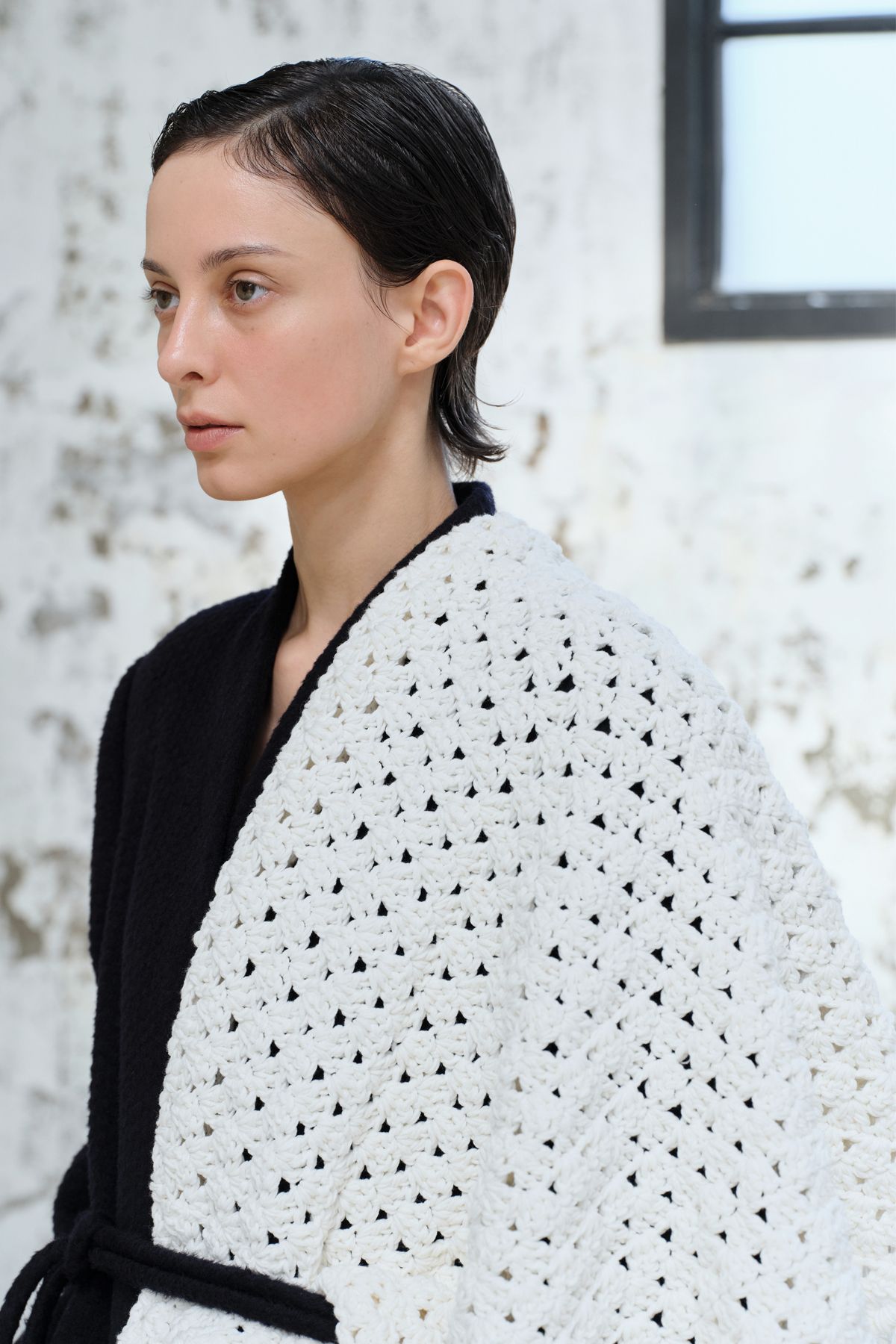 콥키노(KOBKINO) HANDMADE CROCHET FRINGE SHAWL (IVORY)