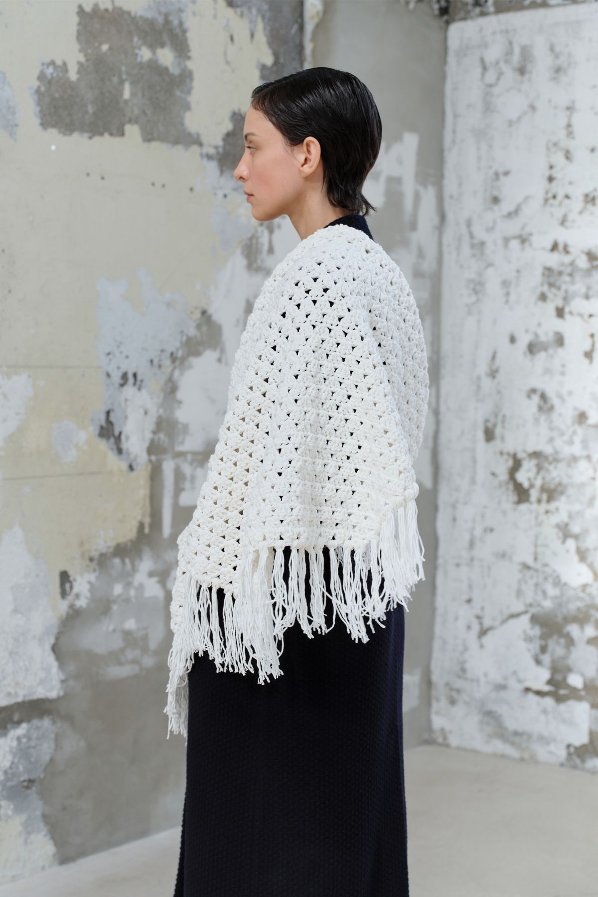 콥키노(KOBKINO) HANDMADE CROCHET FRINGE SHAWL (IVORY)