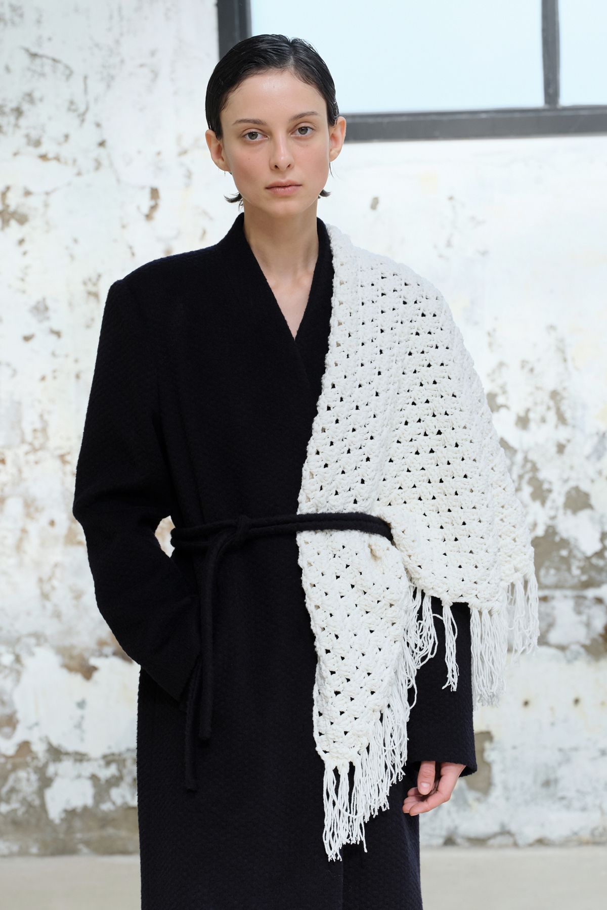 콥키노(KOBKINO) HANDMADE CROCHET FRINGE SHAWL (IVORY)