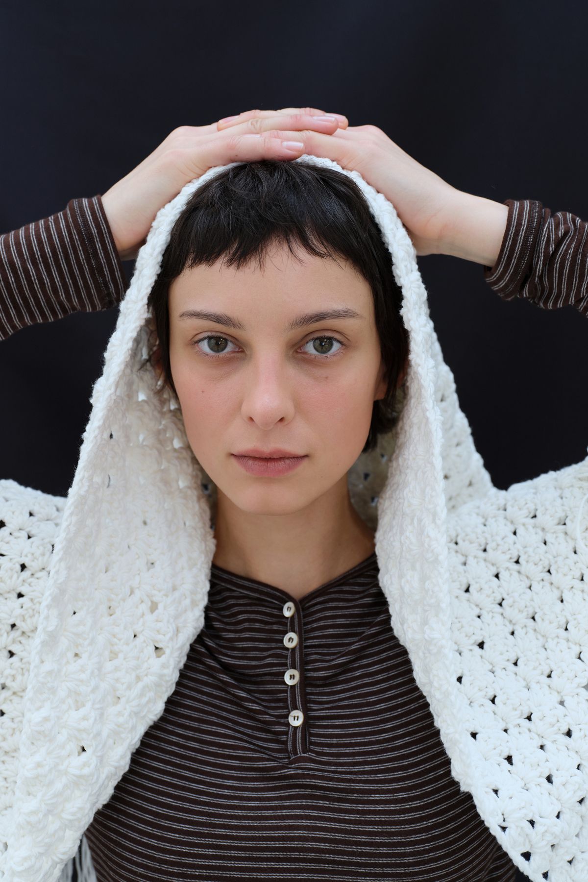 콥키노(KOBKINO) HANDMADE CROCHET FRINGE SHAWL (IVORY)