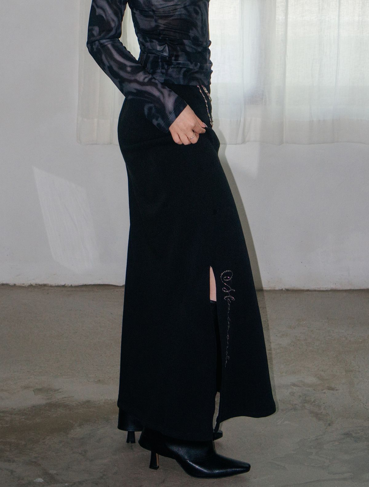 미미몽드(MIMI MONDE) Studded maxi skirt(Black)