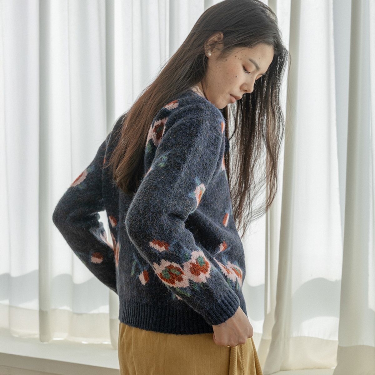 랭썬(LANGSON) LS_Flower pompom knit top_NAVY