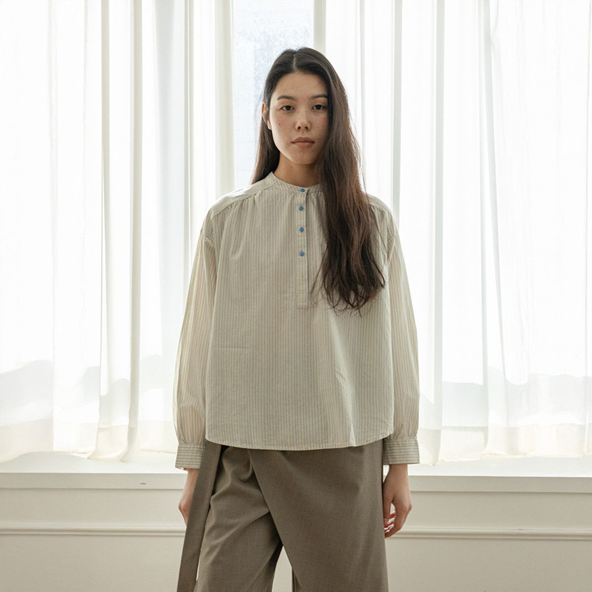 랭썬(LANGSON) LS_Blue vertical striped crew neck shirt_IVORY