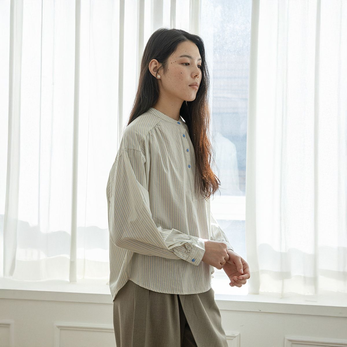 랭썬(LANGSON) LS_Blue vertical striped crew neck shirt_IVORY