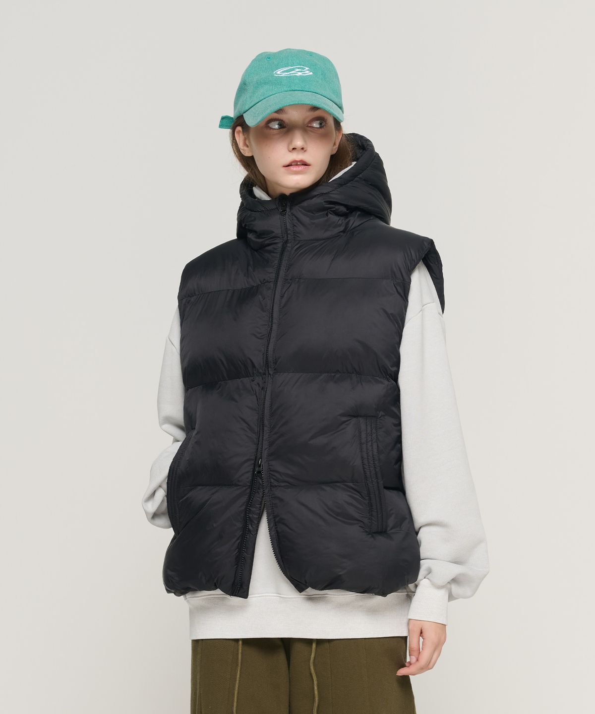 카고브로스 포 우먼(CARGOBROS FOR WOMAN) 후드 하이넥 패디드 베스트 (블랙)