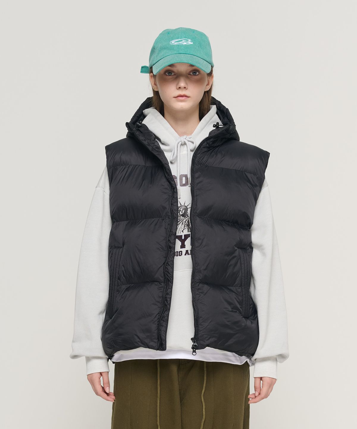 카고브로스 포 우먼(CARGOBROS FOR WOMAN) 후드 하이넥 패디드 베스트 (블랙)
