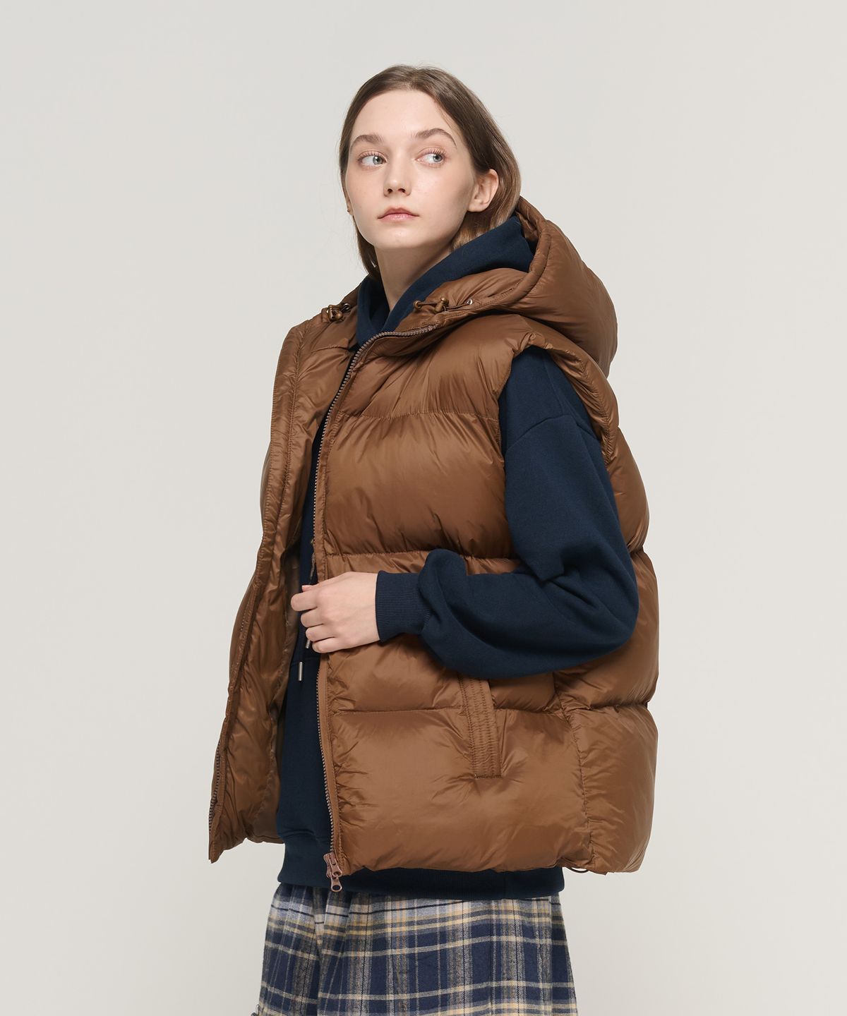 카고브로스 포 우먼(CARGOBROS FOR WOMAN) 후드 하이넥 패디드 베스트 (브라운)