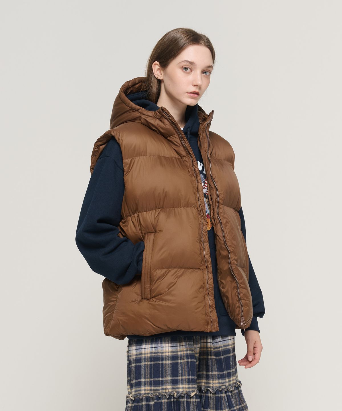 카고브로스 포 우먼(CARGOBROS FOR WOMAN) 후드 하이넥 패디드 베스트 (브라운)