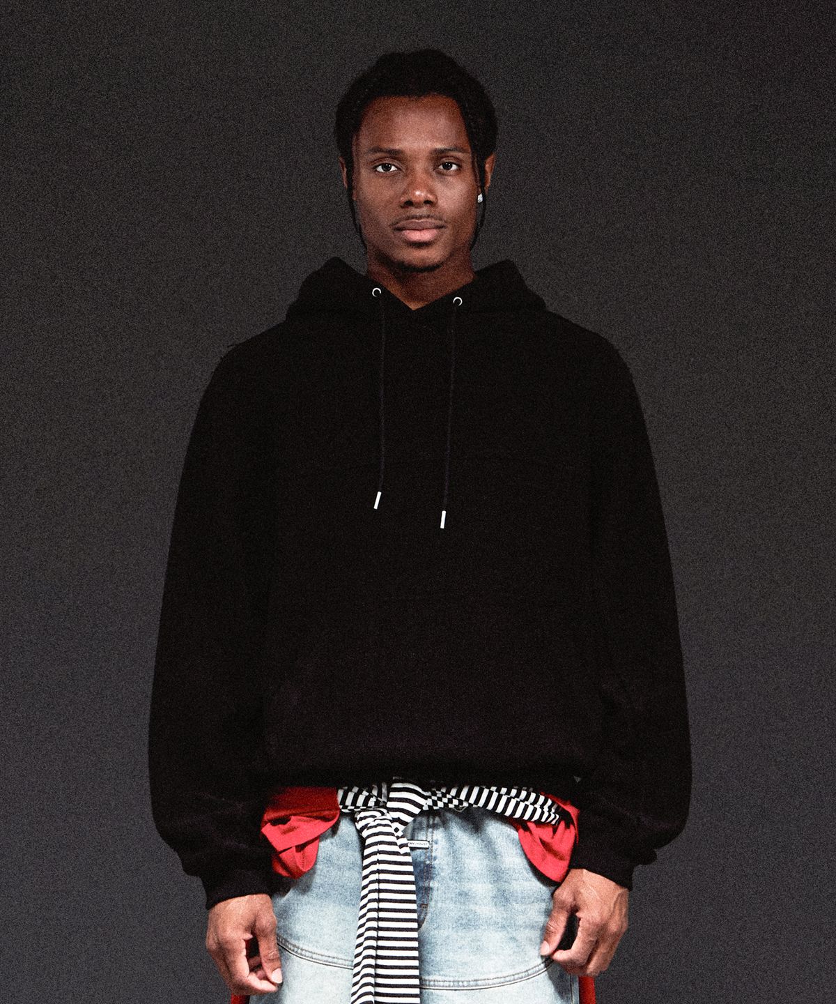 더바이닐하우스(THEVINYLHOUSE) REVERSED CUT-OFF HOODIE BLACK