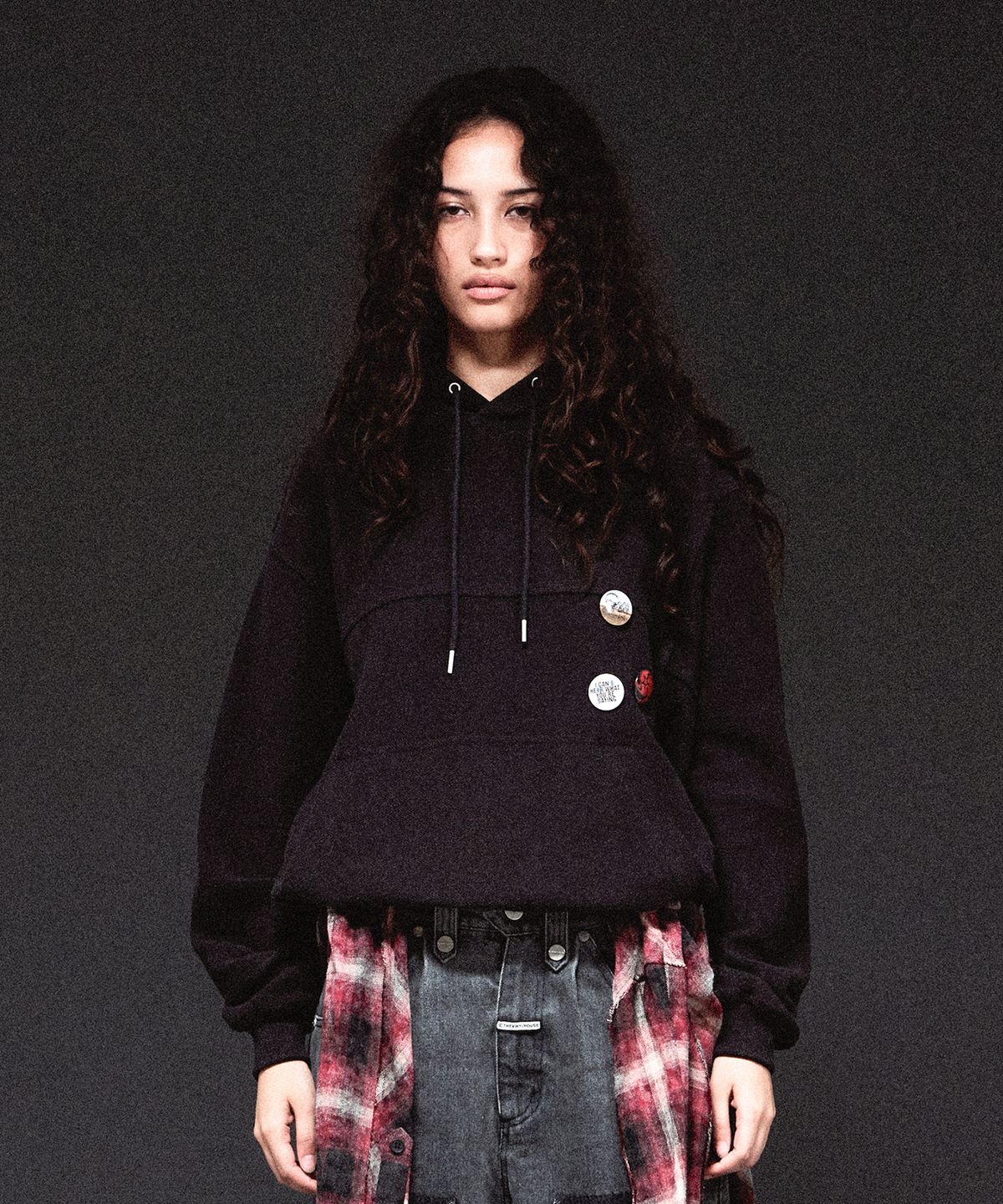 더바이닐하우스(THEVINYLHOUSE) REVERSED CUT-OFF HOODIE BLACK