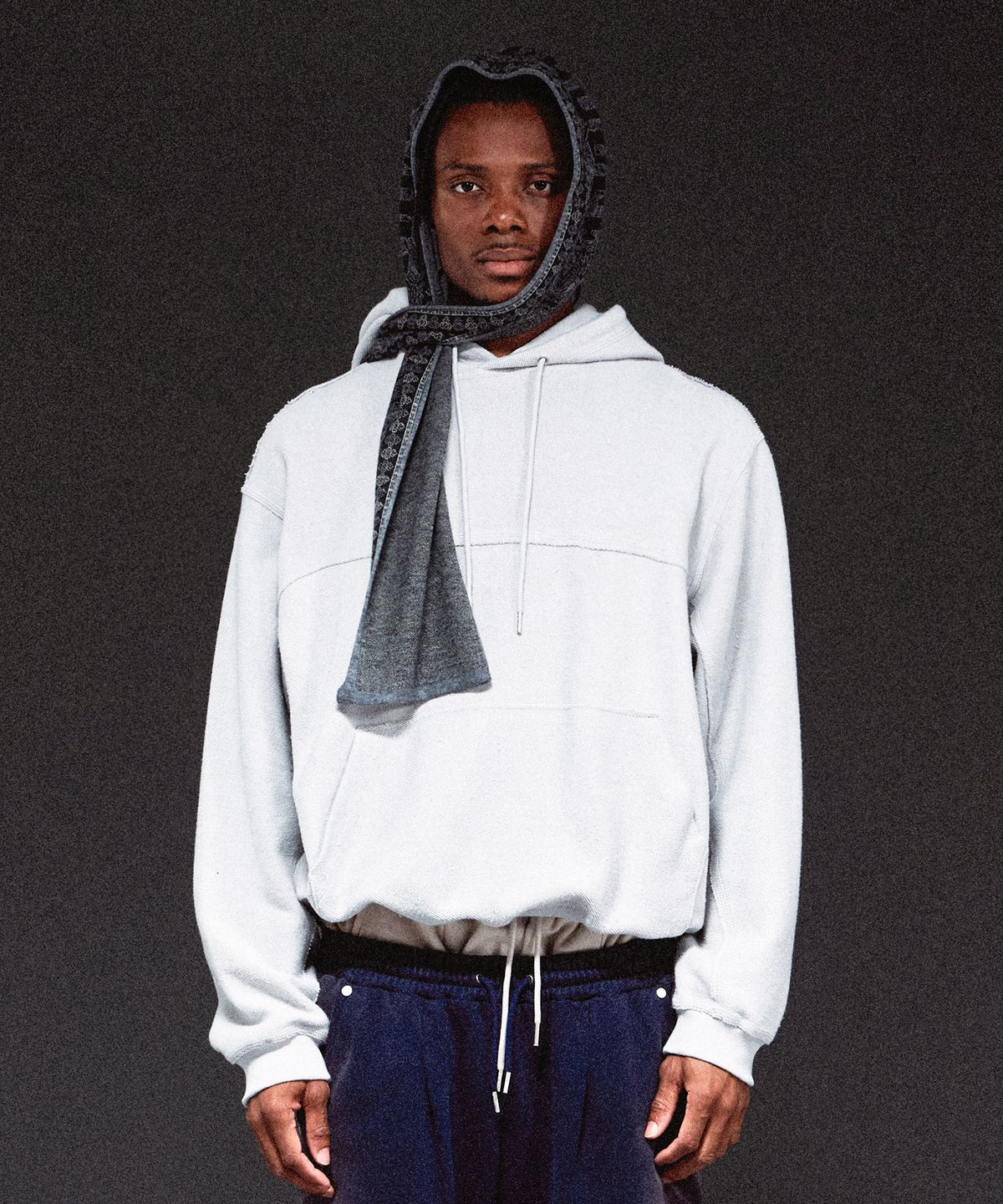 더바이닐하우스(THEVINYLHOUSE) REVERSED CUT-OFF HOODIE GREY