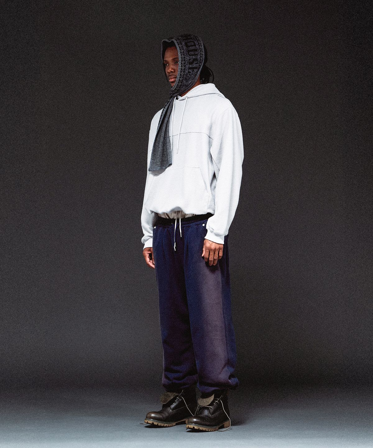 더바이닐하우스(THEVINYLHOUSE) REVERSED CUT-OFF HOODIE GREY