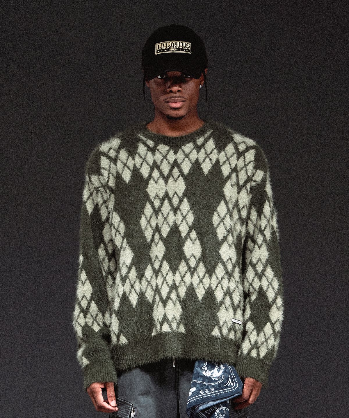 더바이닐하우스(THEVINYLHOUSE) ARGYLE SWEATER KHAKI