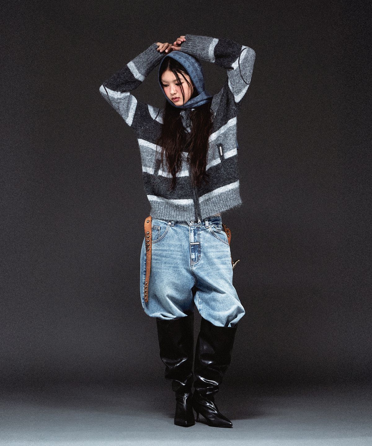 더바이닐하우스(THEVINYLHOUSE) STRIPE KNIT HOODIE ZIP-UP CHARCOAL