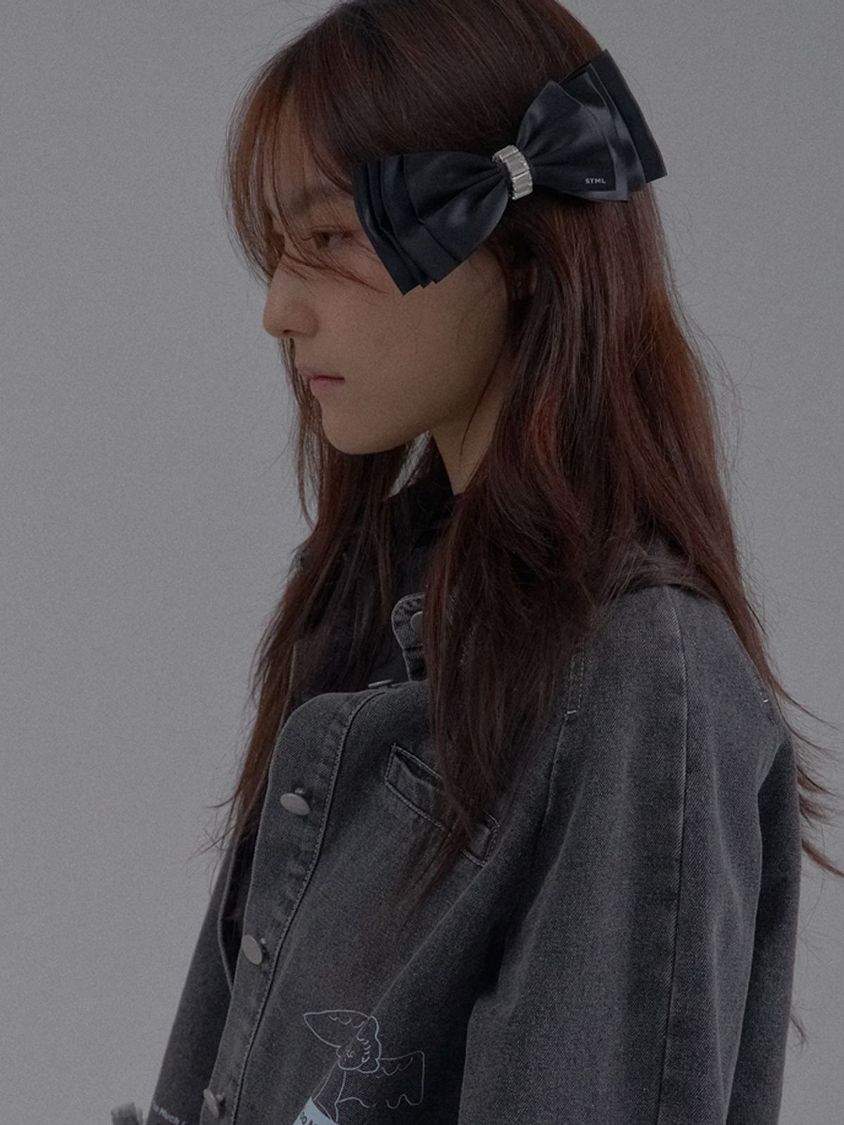 쏘리, 투 머치 러브(SORRY, TOO MUCH LOVE) Crystal Buckle Satin Ribbon Hairpin_Black