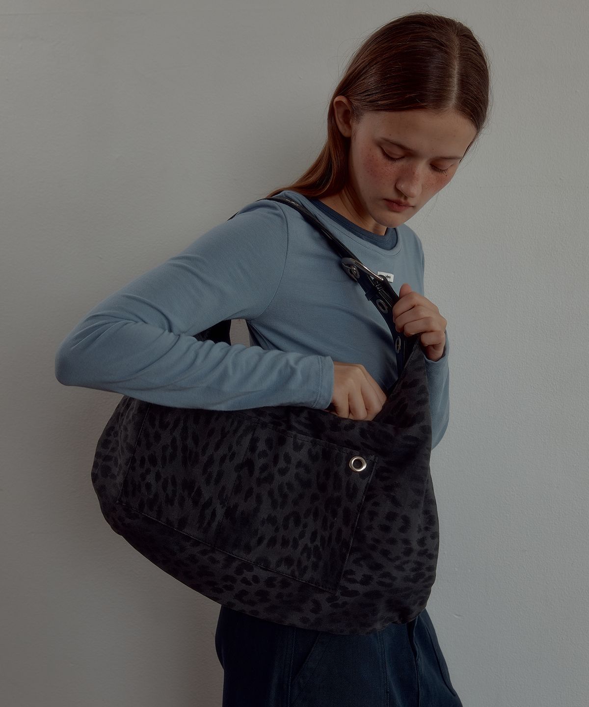 레터리(LETERIE) LEOPARD CHARCOAL BUCKLE REVERSIBLE SHOULDER BAG_3COLOR