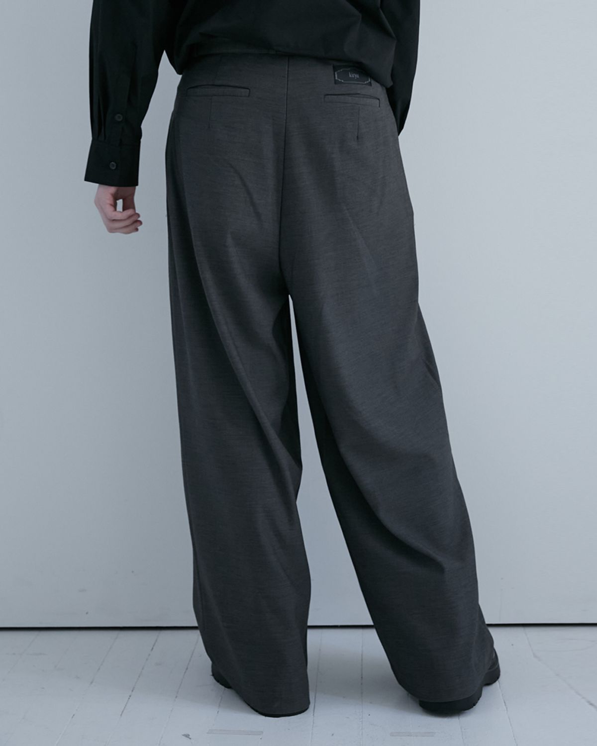 키류(KIRYU) BELTED CURVED SLACKS (GRAY)