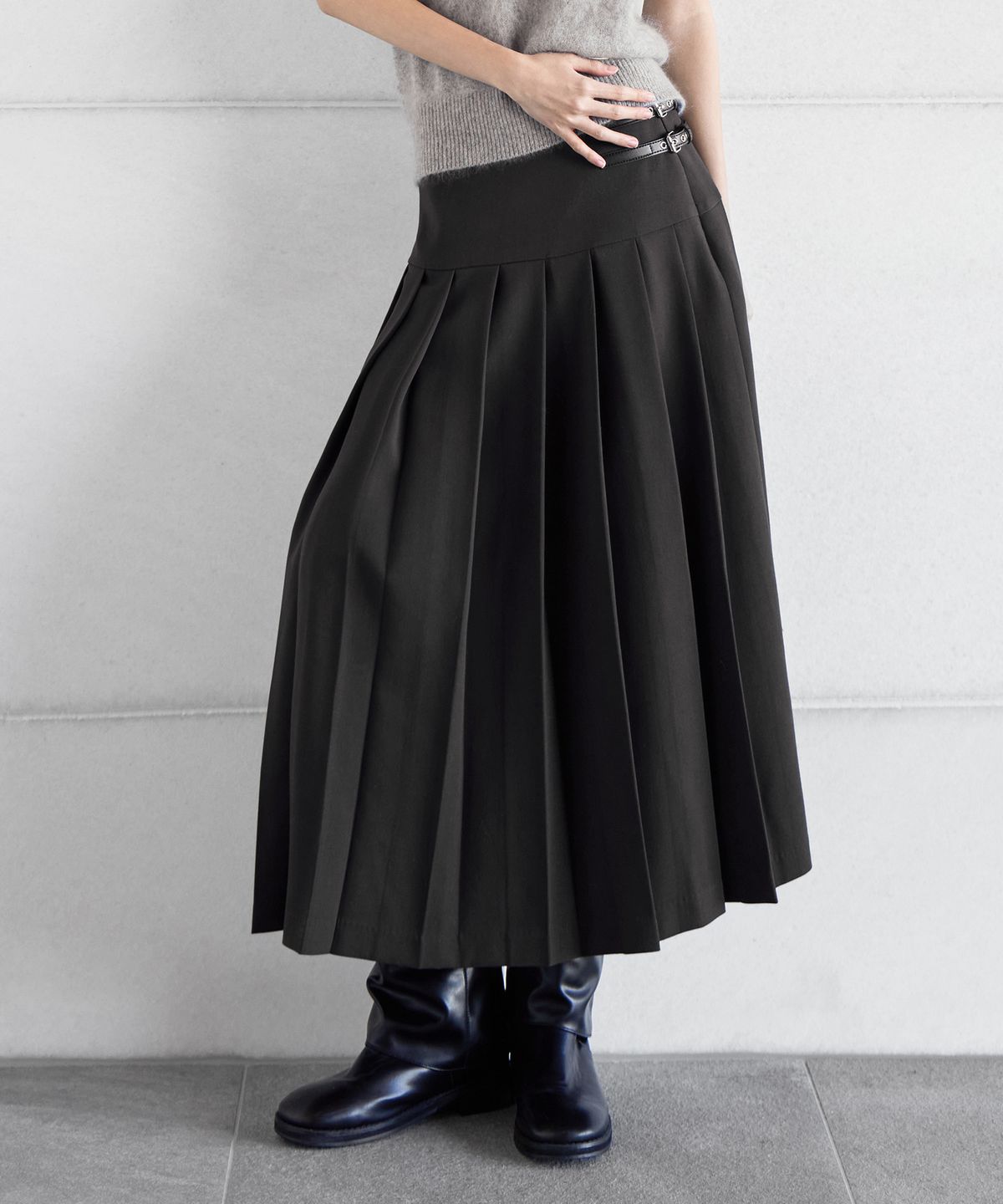 런던다다(LONDONDADA) LOGO PATCHED BUCKLE PLEATS SKIRT, GREY