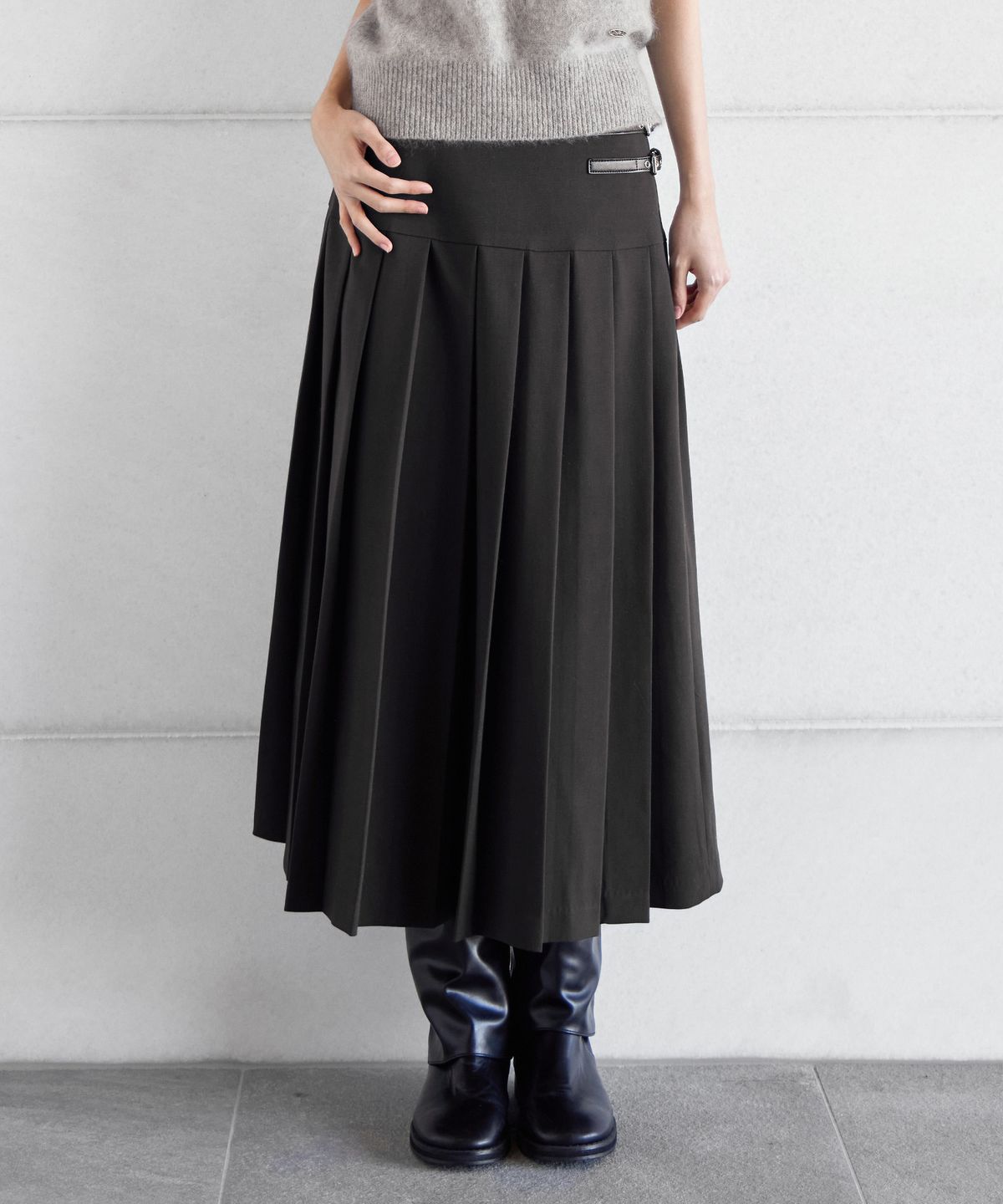 런던다다(LONDONDADA) LOGO PATCHED BUCKLE PLEATS SKIRT, GREY