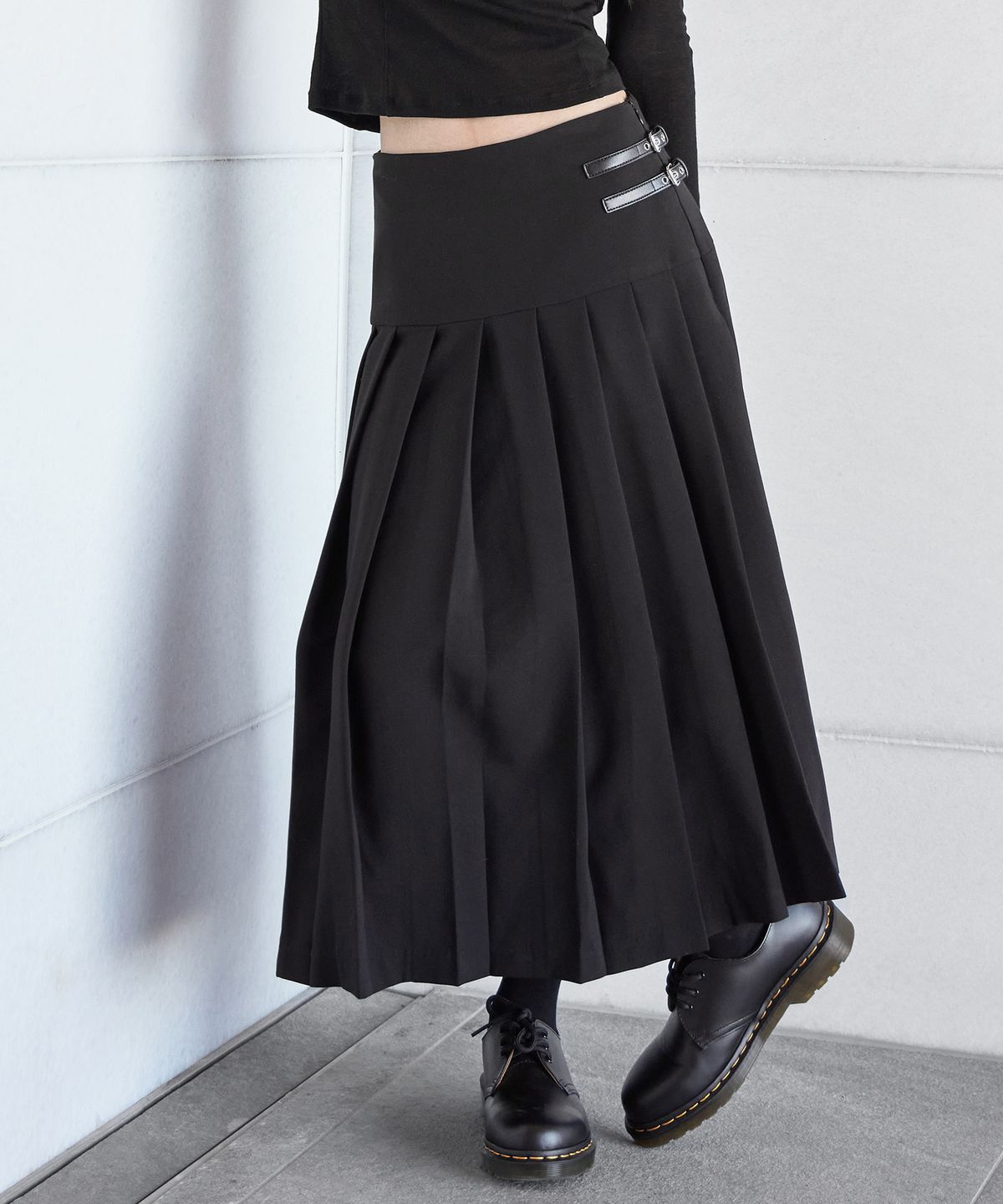 런던다다(LONDONDADA) LOGO PATCHED BUCKLE PLEATS SKIRT, BLACK