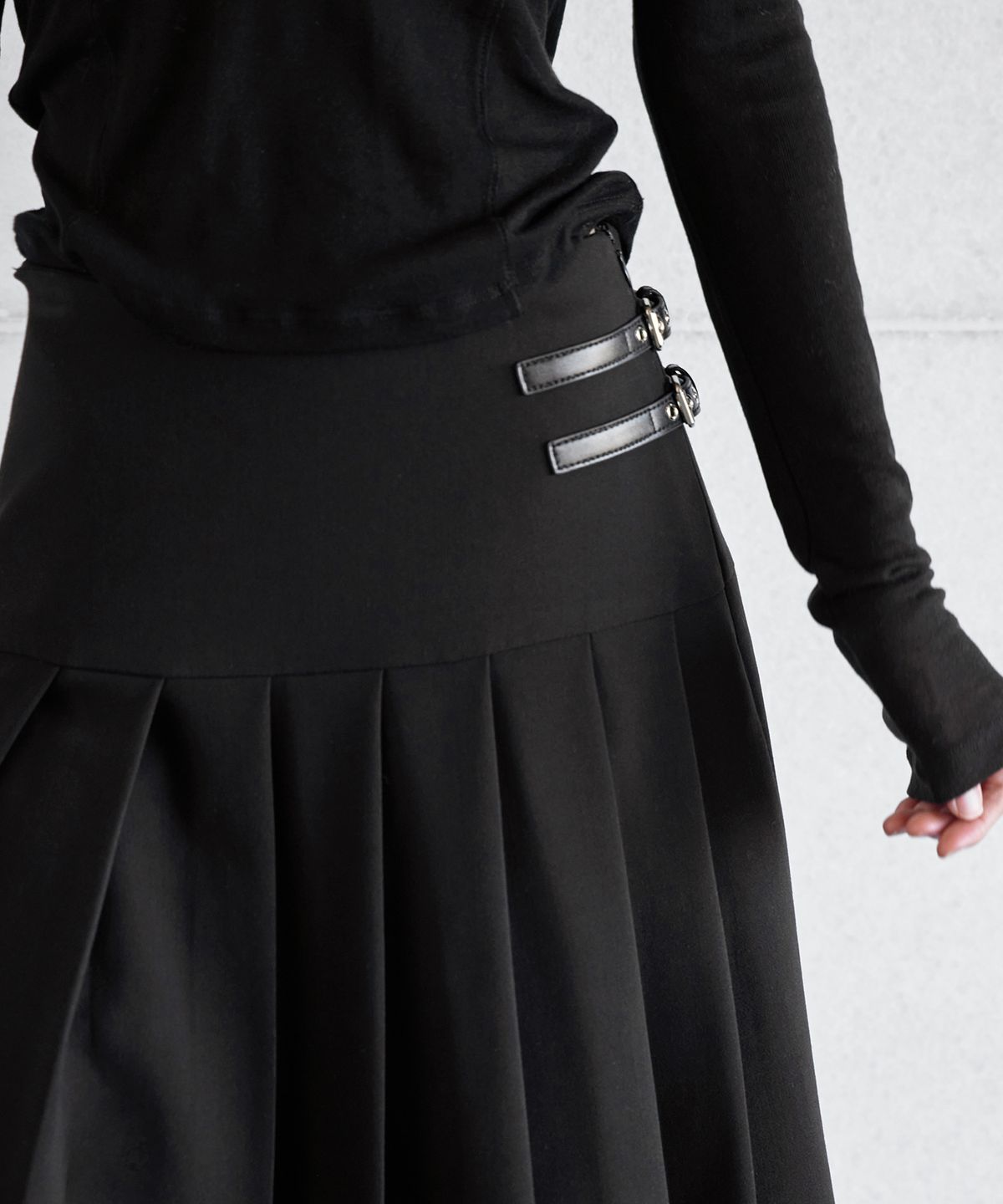런던다다(LONDONDADA) LOGO PATCHED BUCKLE PLEATS SKIRT, BLACK