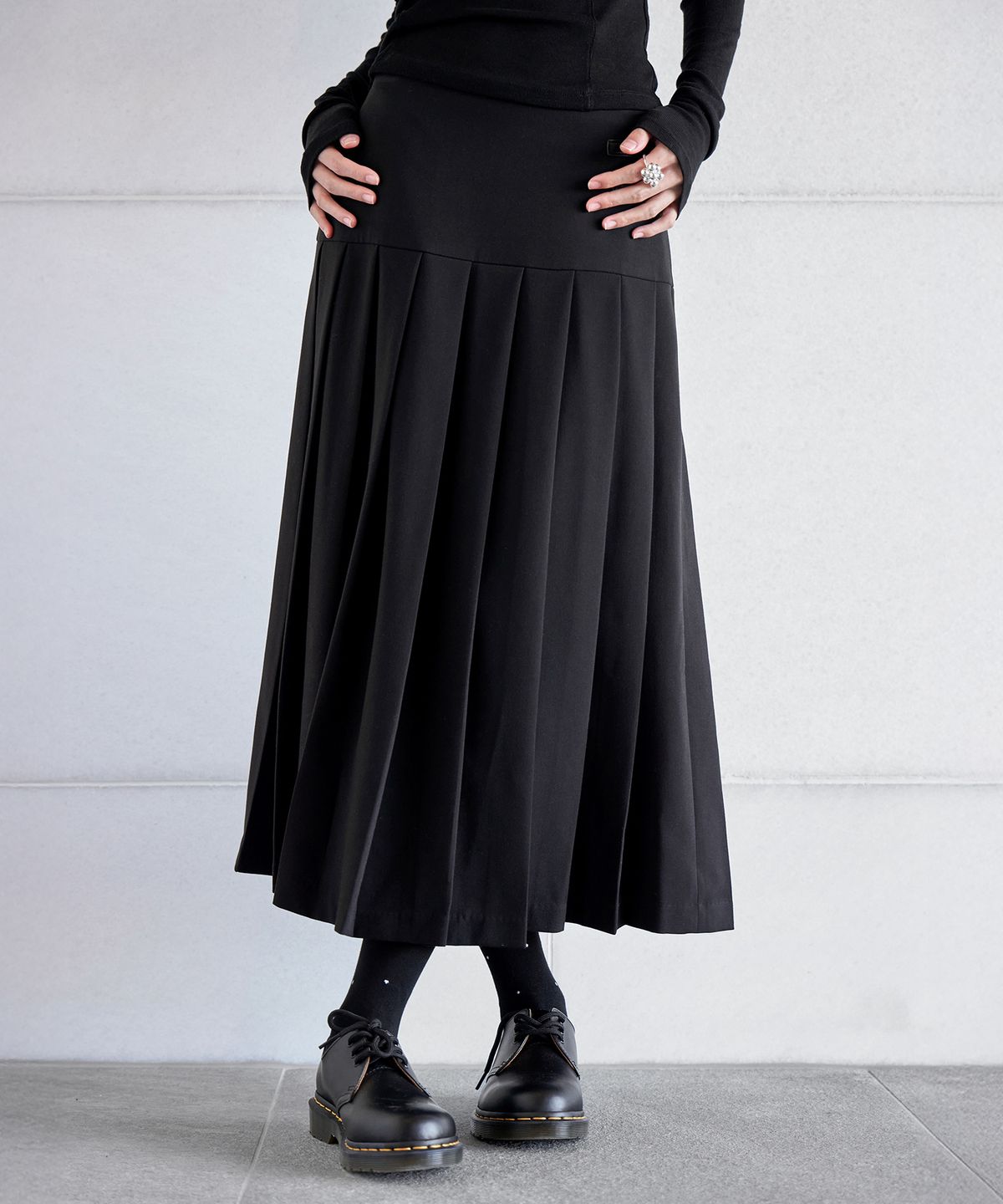 런던다다(LONDONDADA) LOGO PATCHED BUCKLE PLEATS SKIRT, BLACK