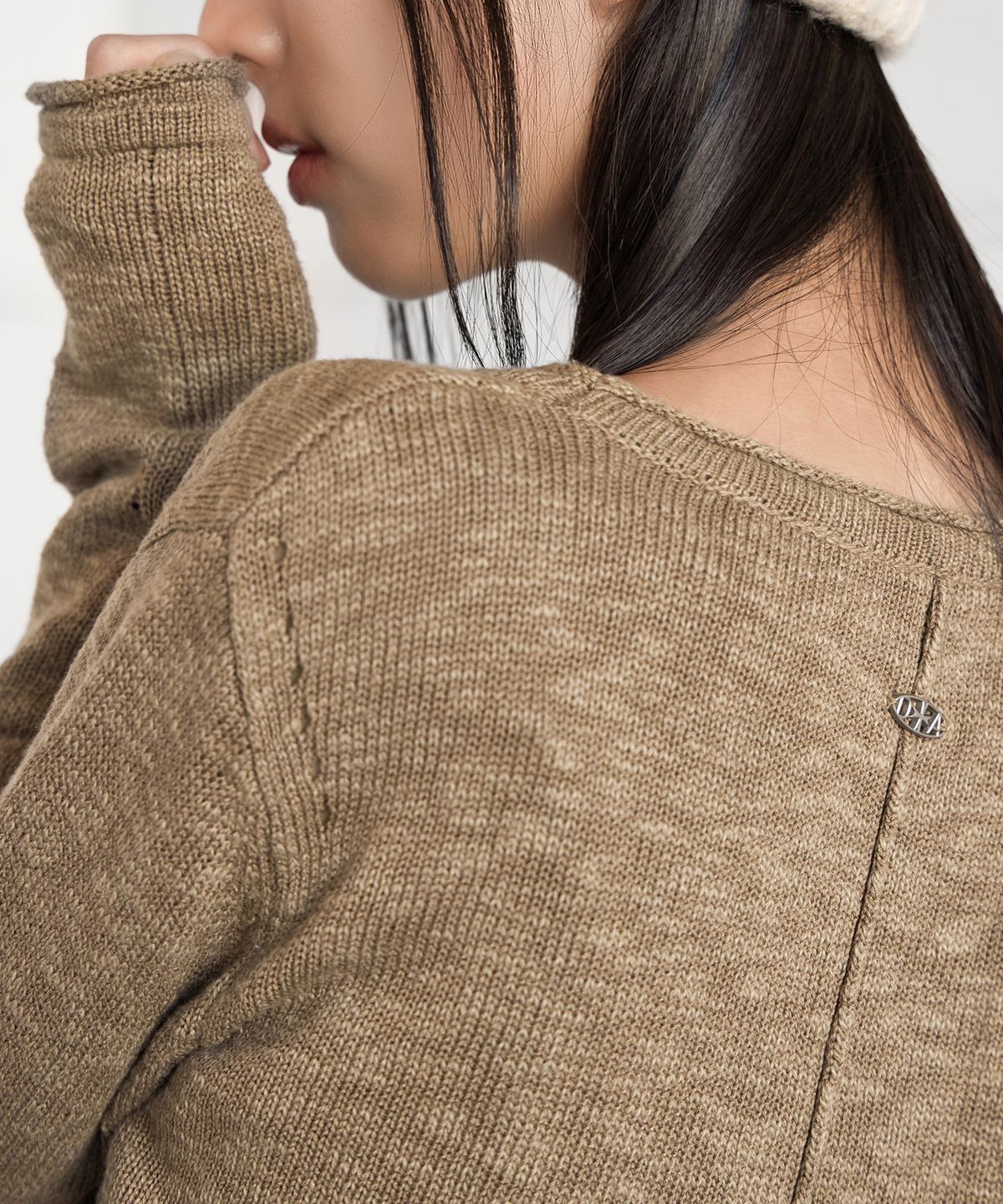 런던다다(LONDONDADA) BOKSASH PENDANT V-NECK CARDIGAN, CAMEL BROWN