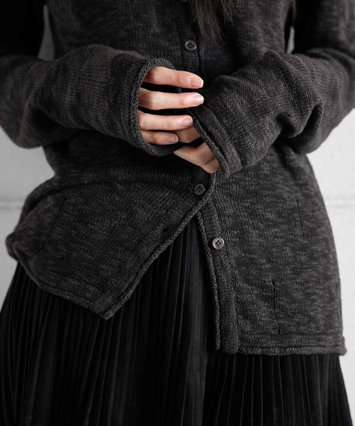 런던다다(LONDONDADA) BOKSASH PENDANT V-NECK CARDIGAN, BLACK