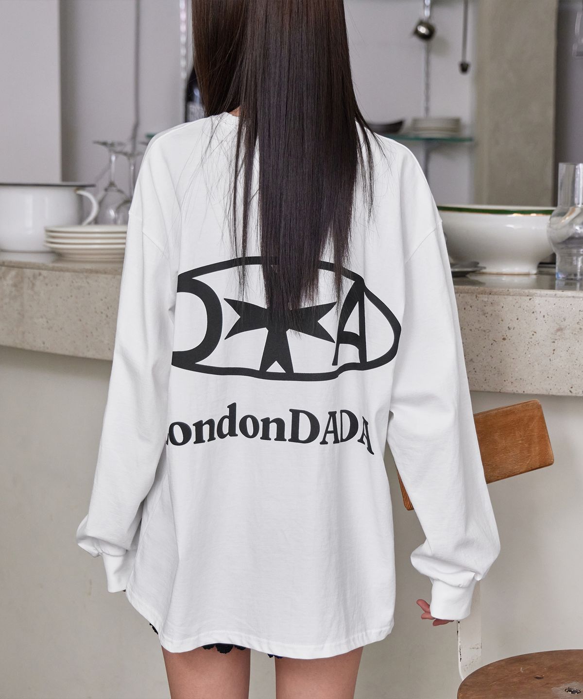 런던다다(LONDONDADA) SIGNATURE PRINTED OVERSIZED FIT LONG-SLEEVED T-SHIRT, WHITE