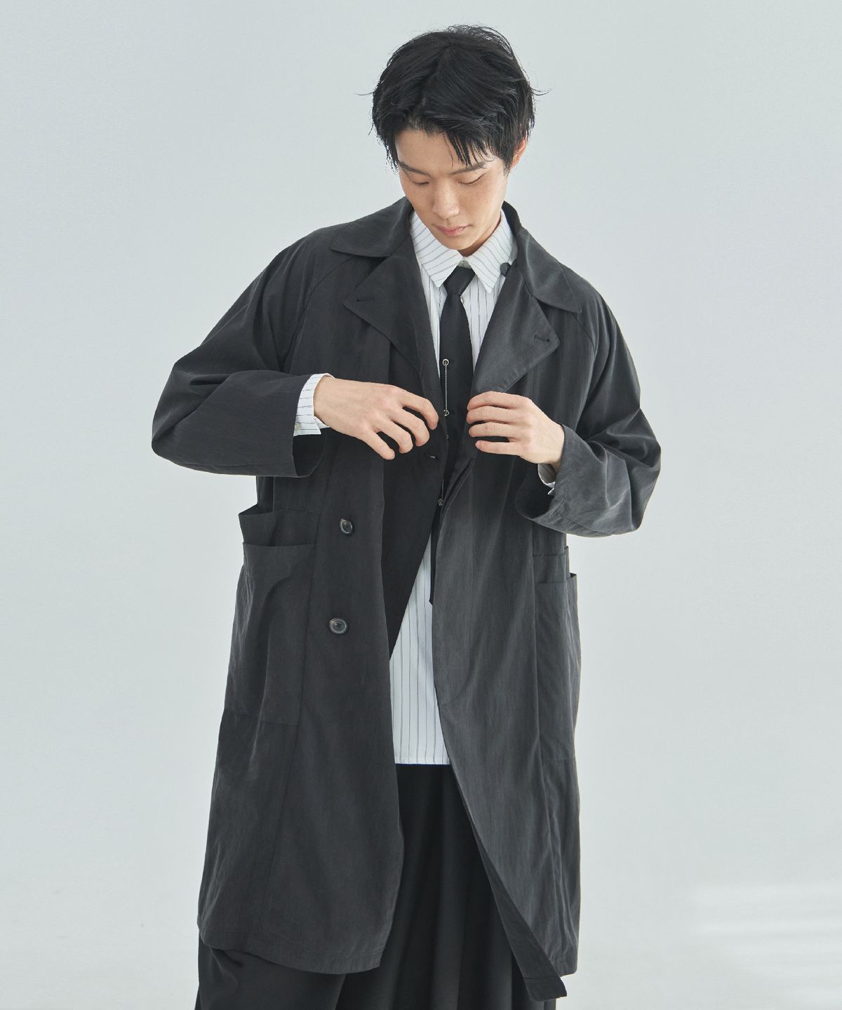 라드에디션(LAD EDITION) 스웨이 워싱 블랙 루즈핏 트렌치코트_블랙