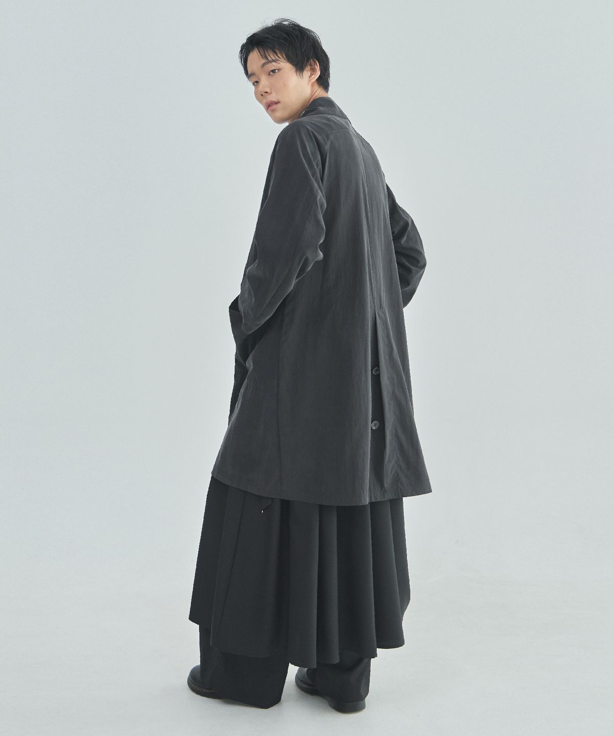라드에디션(LAD EDITION) 스웨이 워싱 블랙 루즈핏 트렌치코트_블랙