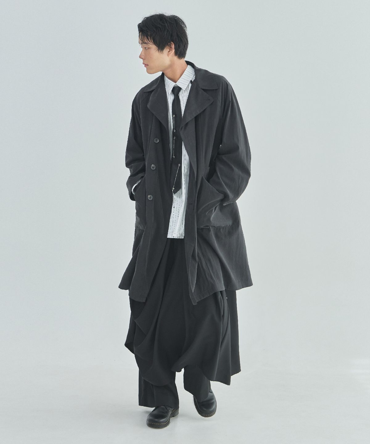 라드에디션(LAD EDITION) 스웨이 워싱 블랙 루즈핏 트렌치코트_블랙
