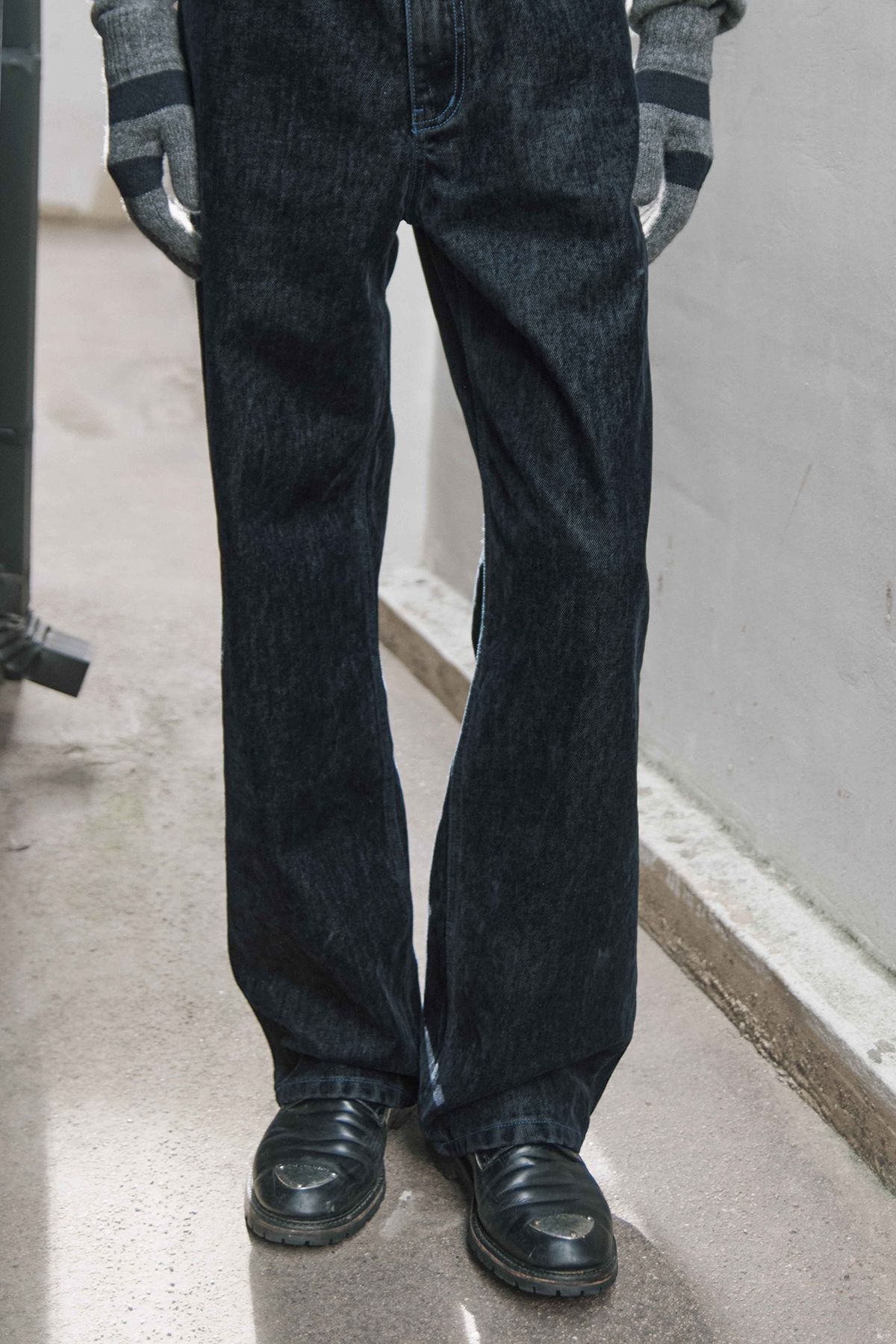 세븐틴엔드(17END) M 033 FLOKED DENIM JEANS