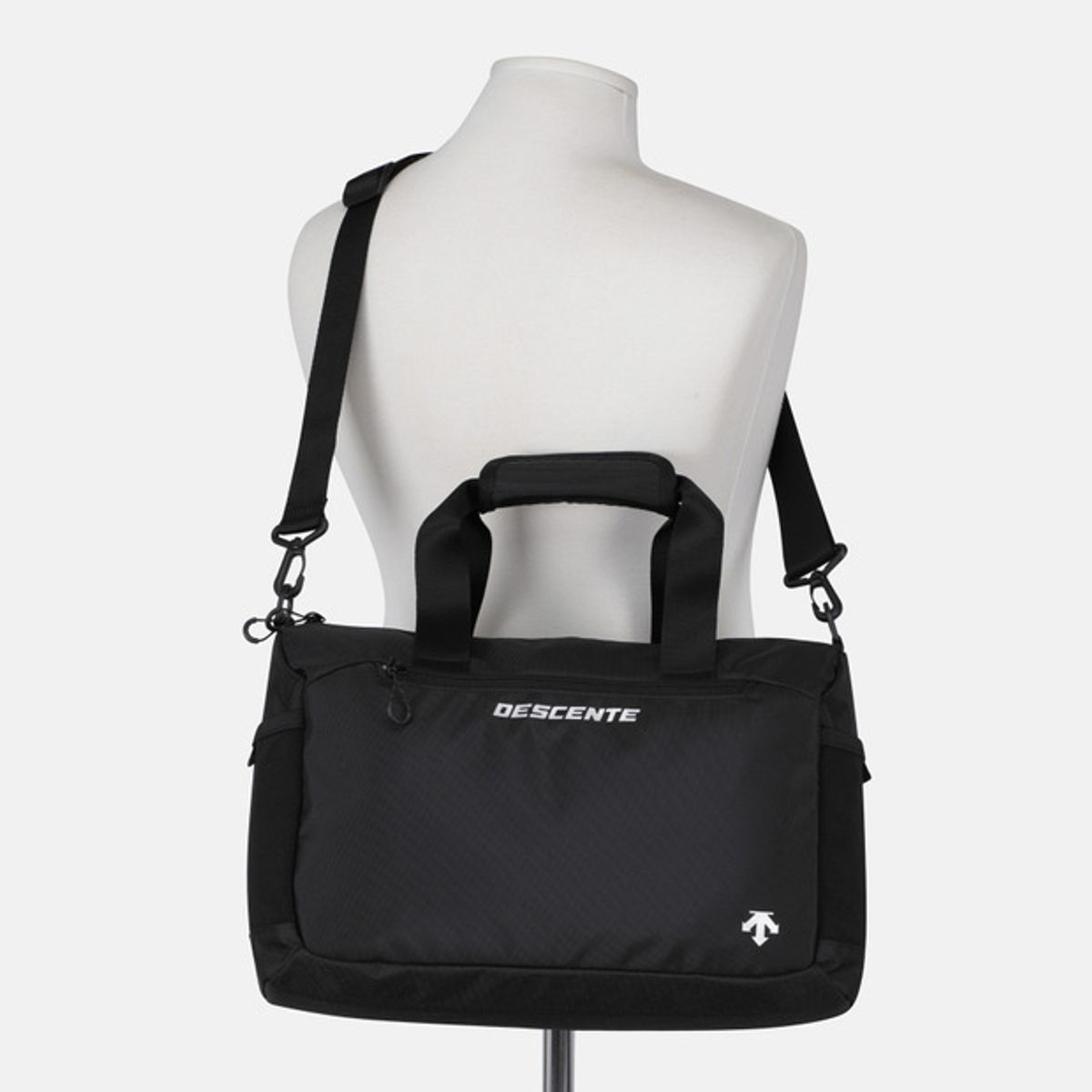 데상트(DESCENTE) 트레이닝 짐백 (15L) 블랙 SR123TBG1A
