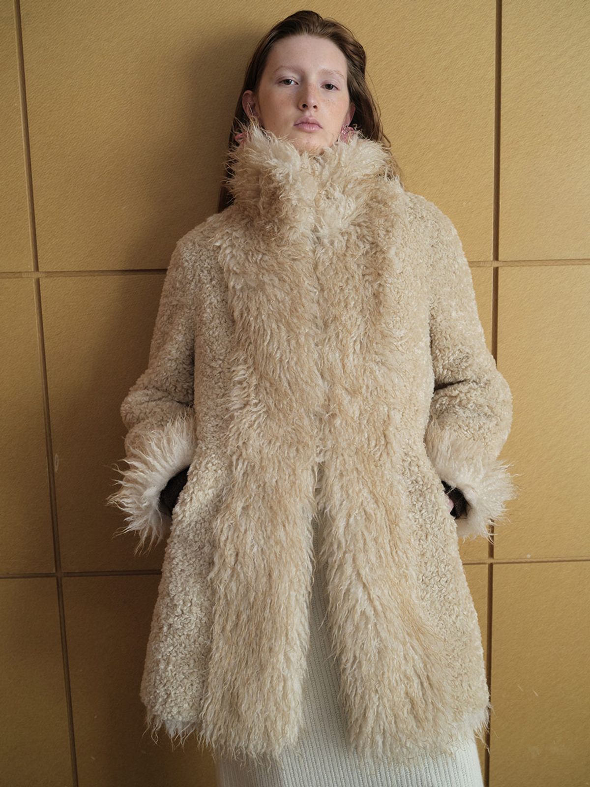 레이브(RAIVE) Long Hair Reversible Mustang in Beige VM5WM013-91