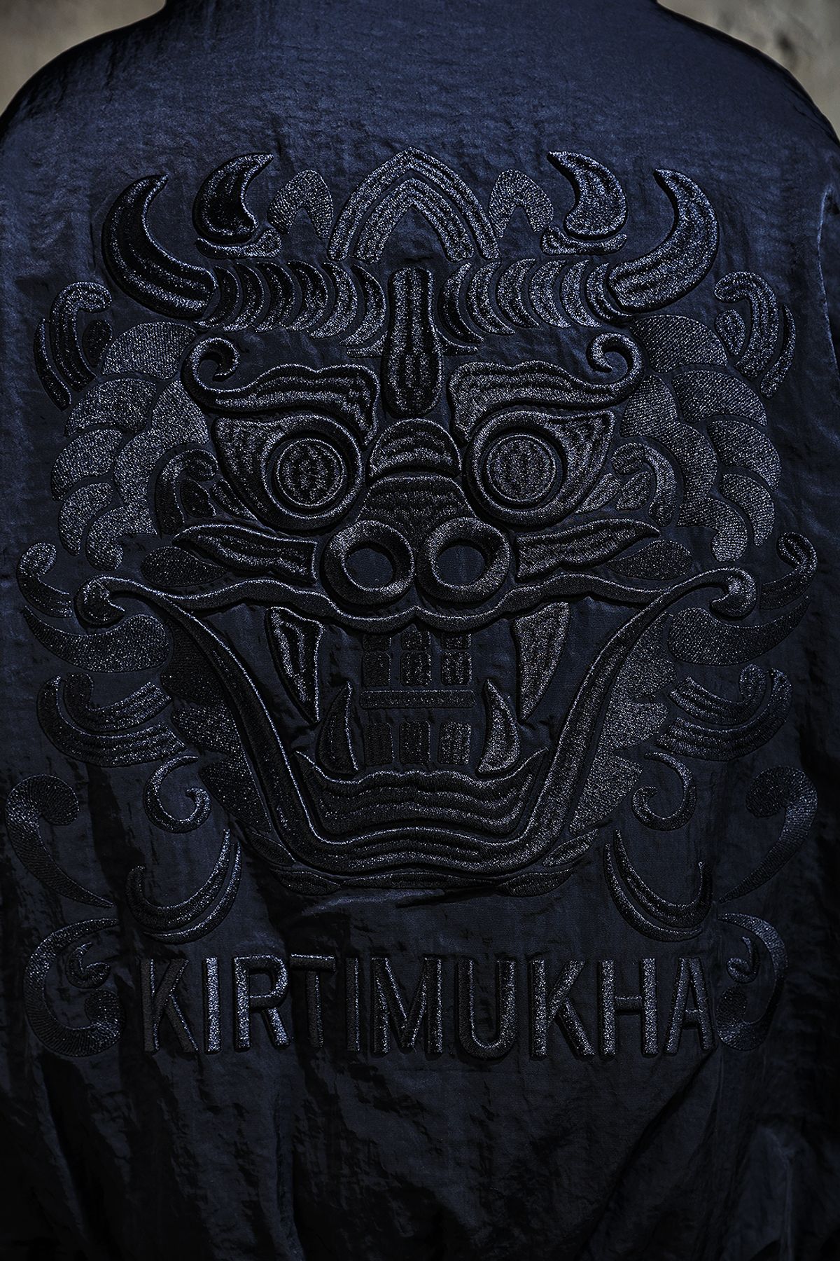 키르티무카(KIRTIMUKHA) 빅 자수 패딩 후드 집업