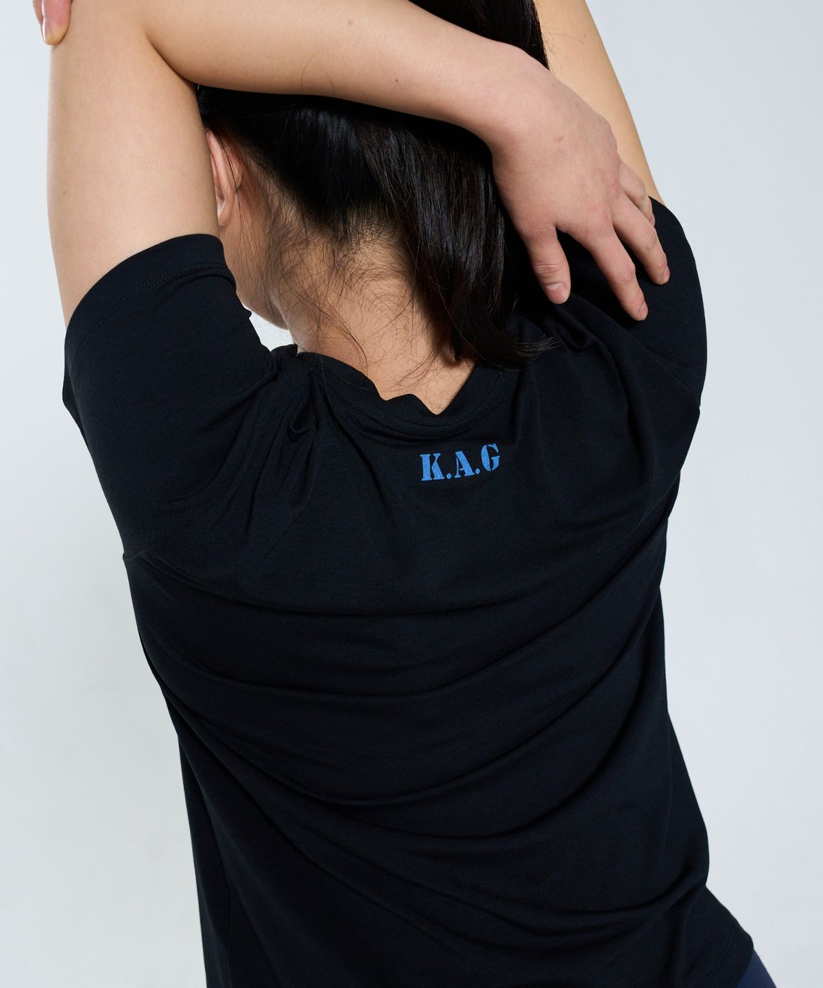 카키그라도(KHAKI GRADO) K.A.G 썬데이 PR데이 우먼 스탠다드핏 반팔 티셔츠 (Black)