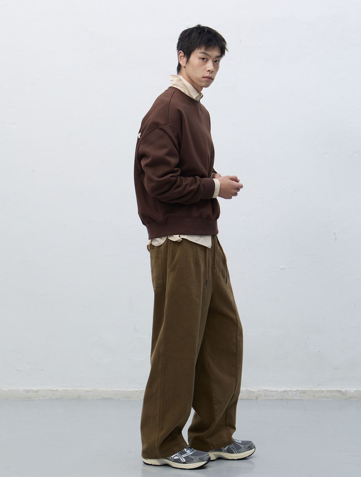 제너럴아이디어(GENERALIDEA) UNISEX 클럽 기모 맨투맨 [BROWN] / SBE4U02012