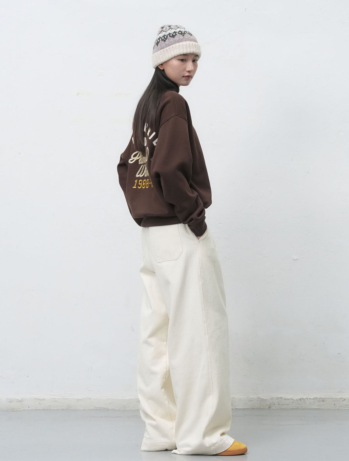 제너럴아이디어(GENERALIDEA) UNISEX 클럽 기모 맨투맨 [BROWN] / SBE4U02012